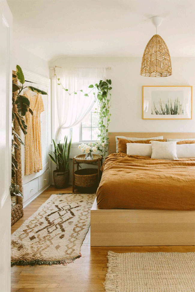 Fresh And Airy Bedroom Décor For A Couple: